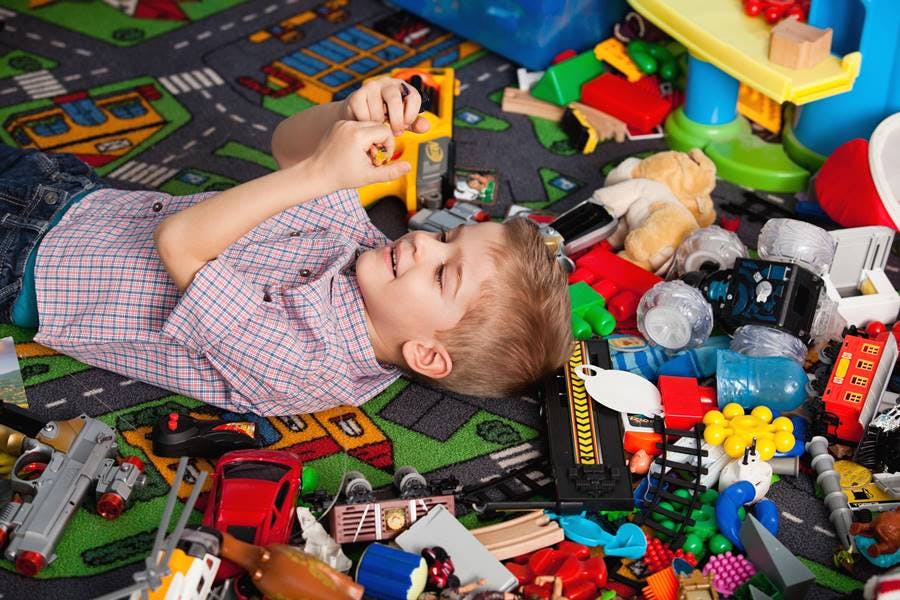 Criar amb equilibri: la importància de limitar la quantitat de joguines pel desenvolupament infantil