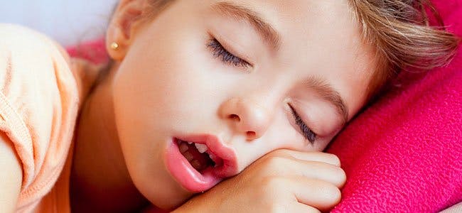 Per què el meu fill/a té sempre la boca oberta? Explorant la respiració oral en nens i nenes.