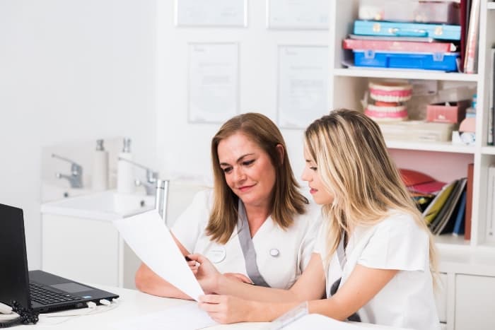 Professionals d'Àngels Espai Salut en consulta